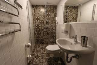 Отель Stay Vilnius Family Hotel Вильнюс Двухместный номер с 1 кроватью и собственной ванной комнатой-11